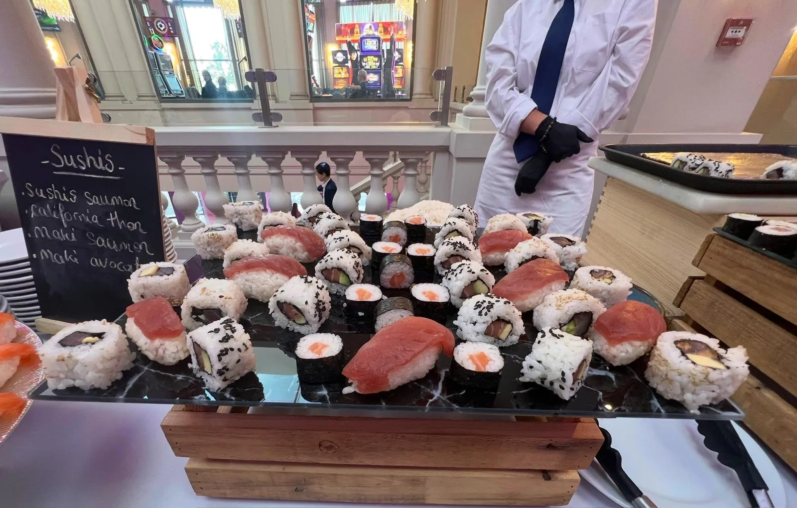 Buffet sushi cacher préparé pour un événement